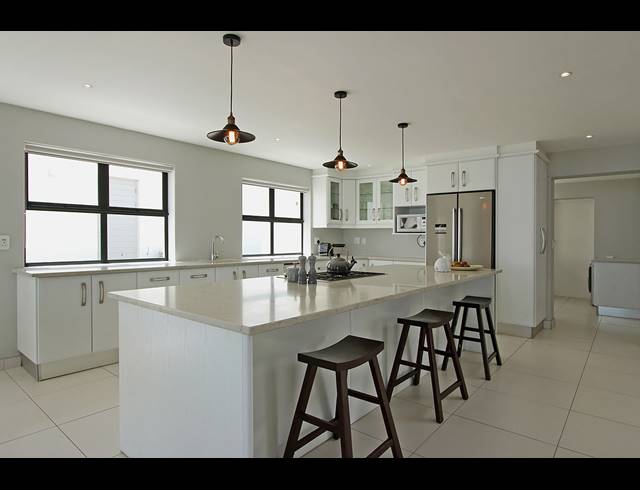 6 BEDROOM HOUSE FOR SALE IN GOLDEN MILE